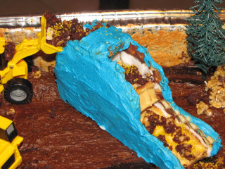 Cake construction vehicle tractor tree - a cake free wallpaper for desktop