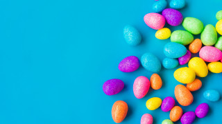 Candy egg pile blue background - scattered free wallpaper