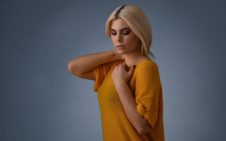 Blonde woman yellow sweater jeans - her shoulder free wallpaper