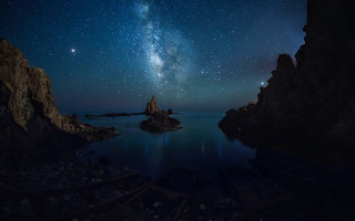 Night sky starry water rocks - astrophotography free wallpaper