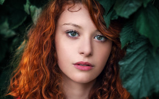 Red haired woman blue eyes 12 - a picture in front free wallpaper for desktop