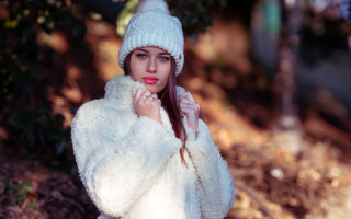 Woman white coat hat woods - the wood free wallpaper