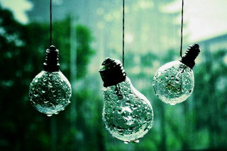 Hanging light bulbs water droplets - bruce munro free wallpaper