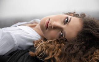 Woman curly hair couch smile - curly free wallpaper