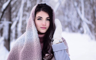 Winter coat mittens snow pose - a scarf free wallpaper