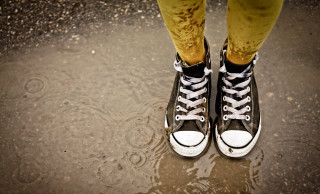 Sneaker reflection yellow pants rain - sneaker free wallpaper