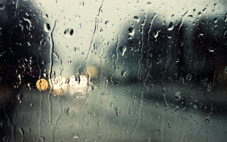 Rainy window yellow traffic light - free rain wallpaper