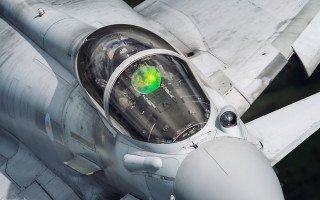 Fighter jet green light puzzle - a fighter jet free wallpaper