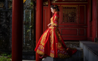 Woman red yellow dress red 2 - column and columns free wallpaper