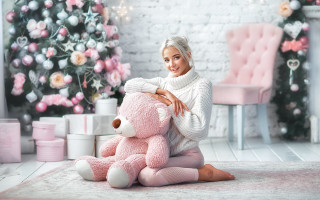 Woman sitting pink teddy bear - soft free wallpaper