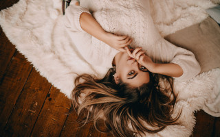 Woman fur coat hair dryer - a white rug free wallpaper