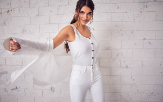 White woman brick wall graffiti - a white jacket free wallpaper