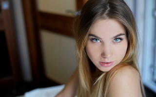 Woman long hair blue eyes - a white bed free wallpaper