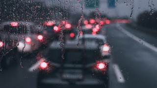 Rainy highway traffic lights moon - the rain free wallpaper
