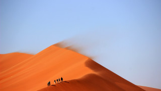 Desert dune group walking sunset - amir zand free wallpaper