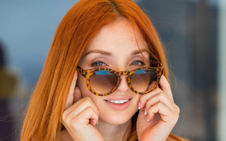 Red haired woman sunglasses smiling - elizabeth polunin free wallpaper
