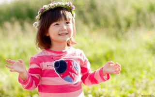 Little girl field smiling flower - chen jiru free wallpaper