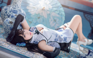 Woman rug umbrella blue vase - black glove free wallpaper