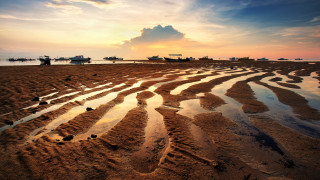 Beach sunset boats clouds horizon - sand free wallpaper