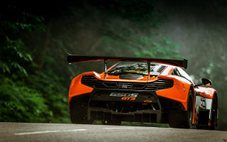 Sports car road fog motion - a sports car free wallpaper
