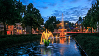 Fountain lights park night cityscape - a fountain free wallpaper
