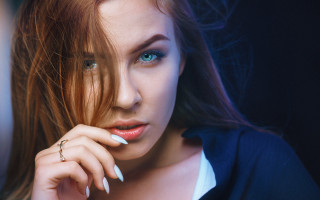 Blue eyes ring wind portrait - her finger free wallpaper