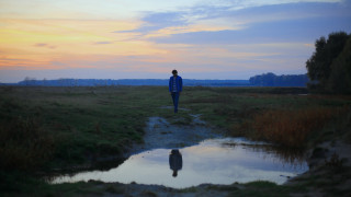 Man path puddle reflection sunset - figuration libre free wallpaper
