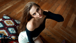 Woman posing wood floor colorful - elizabeth polunin free wallpaper