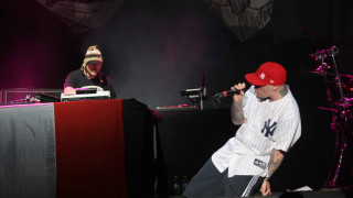 Man microphone hat singing stage - altichiero free wallpaper