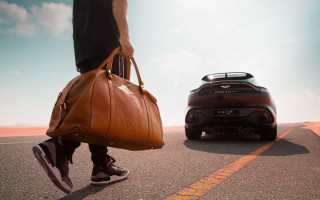 Person brown bag walking sunny - a brown bag free wallpaper