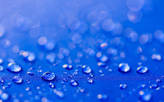 Blue water droplets bokeh sunlight - plasticien free wallpaper