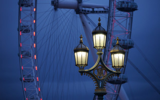 Streetlight ferriswheel night shallowdepth tiltshift - a street light free wallpaper