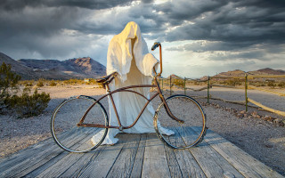 Desert mountain bike wooden platform - a cloth free wallpaper