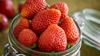 Strawberry bowl berry food closeup - ripe free wallpaper for desktop