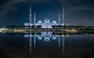 Large building cityscape night starry - a large building free wallpaper for desktop
