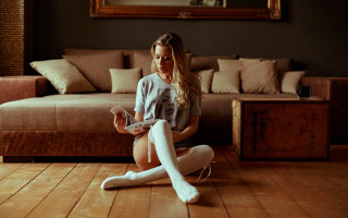 Woman sitting crossed remote couch - magazine free wallpaper for desktop