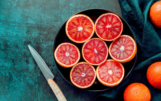 Blood oranges knife green cloth - a green surface free wallpaper