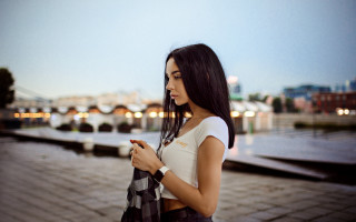 Woman dock phone watch city - her cell phone free wallpaper