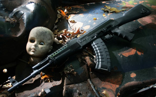 Toy gun toy head camouflage - classical realism free wallpaper for desktop