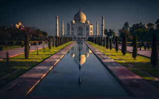 Large building pool reflection night - a reflection of the building free wallpaper