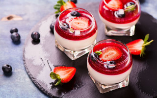 Fruity dessert glasses berries blueberries - a black plate free wallpaper