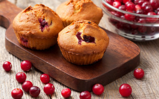 Wooden cutting board muffins cranberries - cutting free wallpaper for desktop