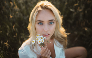 Annabel eyres woman flower surprised - portrait photography free wallpaper