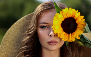 Sunflower hat portrait bouquet blurry - her head and a hat free wallpaper