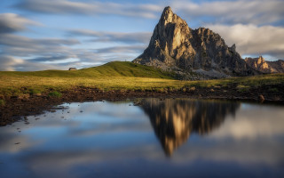 Mountain lake reflection house matte - a reflection free wallpaper for desktop