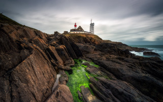 Lighthouse rocky cliff green stream - a lighthouse free wallpaper
