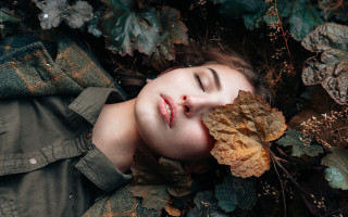 Woman leaves lying closed eyes - her eye free wallpaper