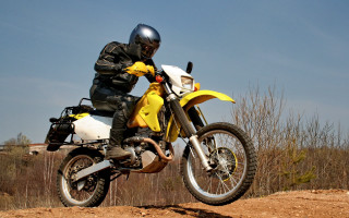 Motorcycle riding man dirt field - a yellow motorcycle free wallpaper