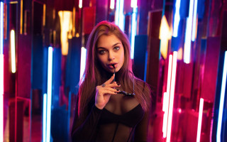 Surprised woman hologram neon jewelry - neon free wallpaper for desktop