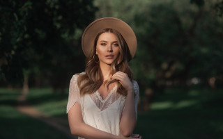 Woman hat white dress park - a picture in a park free wallpaper